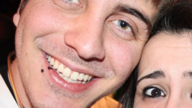 Lo studente di Farmacia Carlo Nuzzi, con la fidanzata, prima che scomparisse senza lasciare tracce