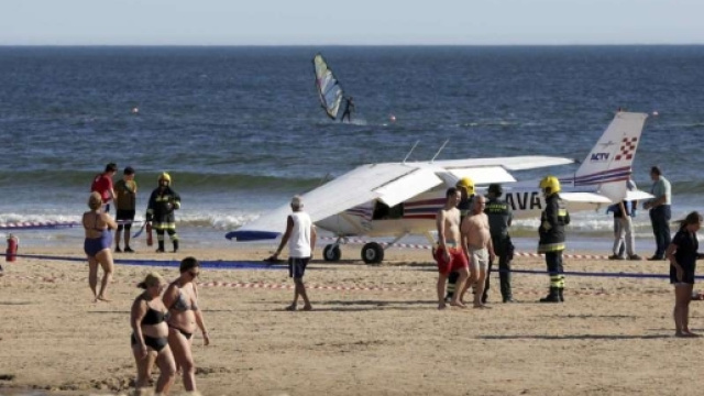 Portogallo: durante un atterraggio d'emergenza, aereo travolge e uccide 2 persone.
