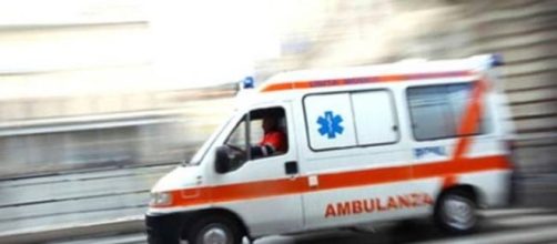 Il padre sta male, chiama il 112 per avere un'ambulanza ma l'attesa si consuma inutilmente fino al drammatico epilogo.