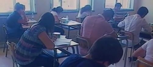 Studenti impegnati in un test scritto