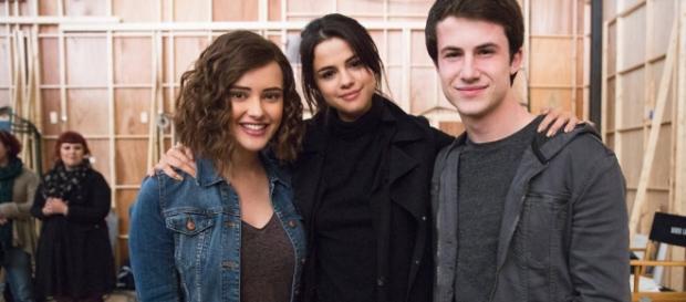 Selena Gomez, uma das produtoras da série, com o elenco nos bastidores da nova temporada Selena Gomez, uma das produtoras da série, com o elenco nos bastidores da nova temporada