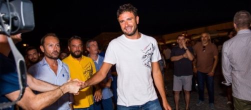 Alessandro Di Battista parla di migranti e Codice Minniti durante il tour elettorale in Sicilia