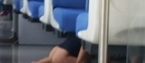 Bambino di etnia rom defeca tra i sedili dei passeggeri