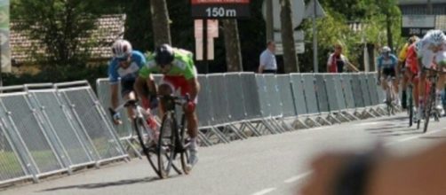 Il momento del contatto tra Bouhanni e Maldonado