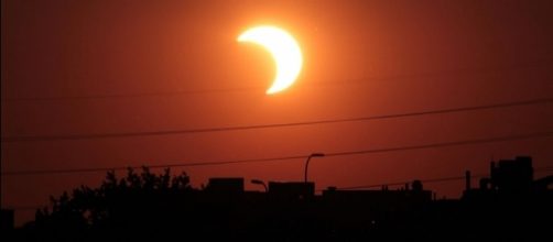 Partial solar eclipse may 20 2012 Minneapolis Minnesota by Tomruen via Wikimedia Commons