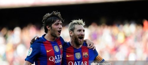 Sergi Roberto festeggia con messi, lo spagnolo è un obiettivo di mercato della Juventus