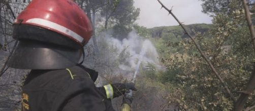 Un vigile del fuoco volontario appiccava incendi per poi spegnerli solo per provare il "brivido" operativo.