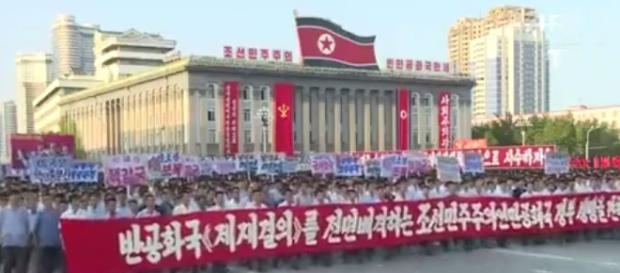 Un rassemblement impressionnant en Corée du Nord contre les menaces de Donald Trump. Un rassemblement impressionnant en Corée du Nord contre les menaces de Donald Trump.