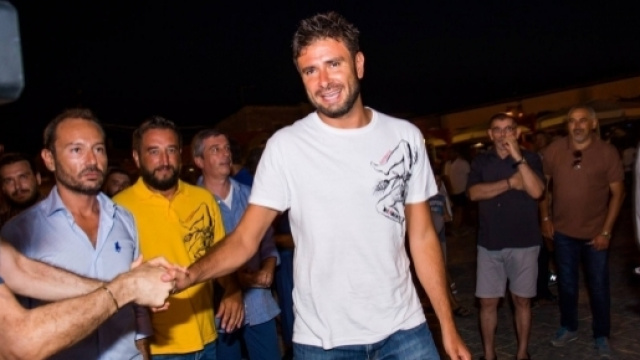 Alessandro Di Battista parla di migranti e Codice Minniti durante il tour elettorale in Sicilia