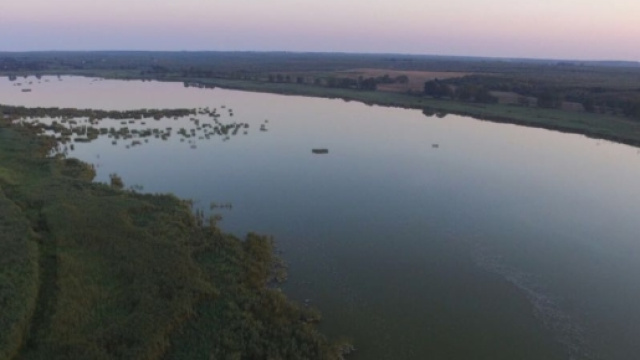 I laghi Alimini ripresi dall'alto. Foto Omar Sbr&ograve;.