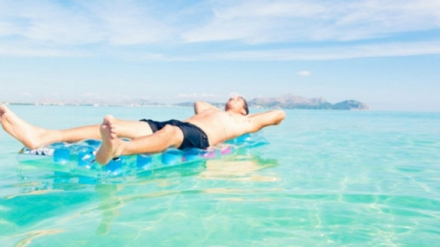 Ucraina, si addormenta sul materassino e finisce in Crimea | superEva - supereva.it