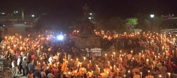Nacionalistas adeptos de ideologia nazista, se reúnem em torno da estátua de general escravocrata (Reuters) Nacionalistas adeptos de ideologia nazista, se reúnem em torno da estátua de general escravocrata (Reuters)