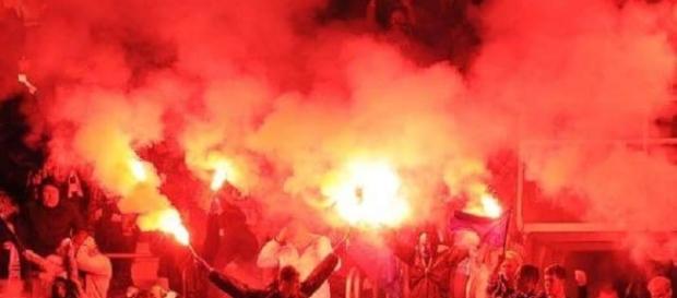 Oprawa kibiców Legii Warszawa (źródło: pikio.pl). Oprawa kibiców Legii Warszawa (źródło: pikio.pl).