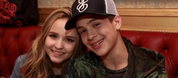Os dois jovens foram muito felizes juntos Os dois jovens foram muito felizes juntos
