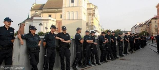 Miesięcznice ochraniane są przez policję (fot. wyborcza.pl) Miesięcznice ochraniane są przez policję (fot. wyborcza.pl)