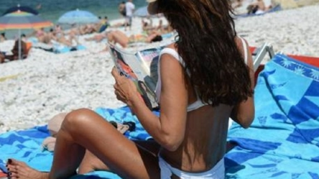 La foto in topless scattata tra amici finisce ad altri su WhatsApp ... - blitzquotidiano.it