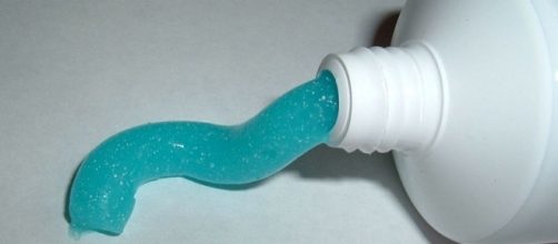 Dentifricio, non solo per i denti: dieci modi curiosi di usarlo in casa