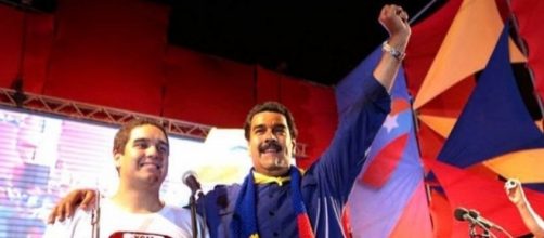 El presidente de Venezuela, Nicolás Maduro, junto a su hijo