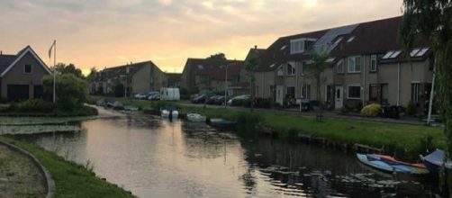 La città di Zaandam al tramonto