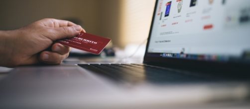 Online shopping has many our lives easier but we must watch out for things like scams. (image source: Pexels/negativespace.co)