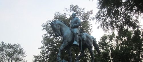 Robert E. Lee statue in Charlottesville via Wikipedia Commons, Author: Billy Hathorn