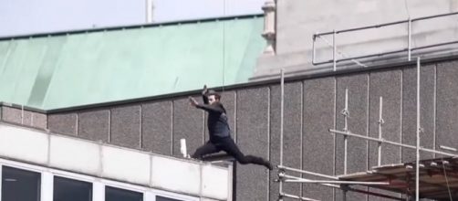 Tom Cruise has an accident while performing a stunt for "Mission: Impossible 6" [Image: YouTube/Trending World]