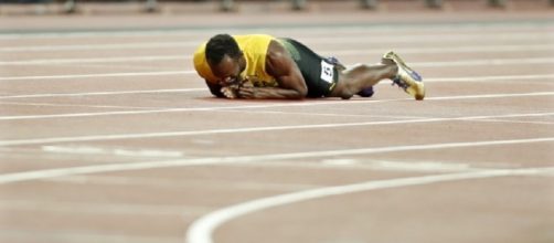 Usain Bolt a terra dopo l'infortunio nella finale della staffetta 4x100 ai Mondiali di Londra