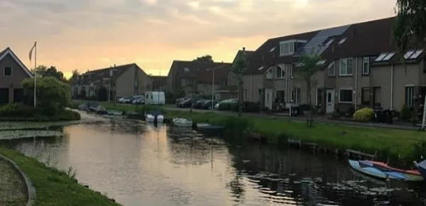 La città di Zaandam al tramonto