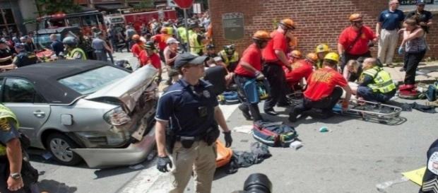 Charlottesville (Etats-Unis) : une voiture fonce dans une foule de manifestants anti-racistes. Charlottesville (Etats-Unis) : une voiture fonce dans une foule de manifestants anti-racistes.