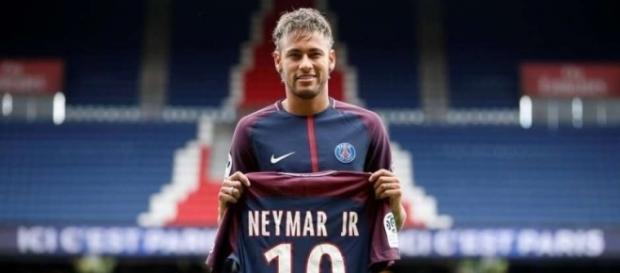 Neymar fez sua estreia no PSG neste domingo Neymar fez sua estreia no PSG neste domingo