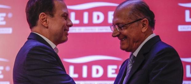 Pupilo e padrinho estão rachados. Pupilo e padrinho estão rachados.