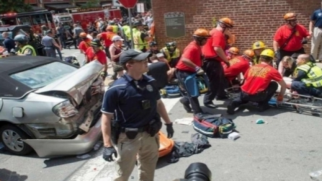 Charlottesville (Etats-Unis) : une voiture fonce dans une foule de manifestants anti-racistes.
