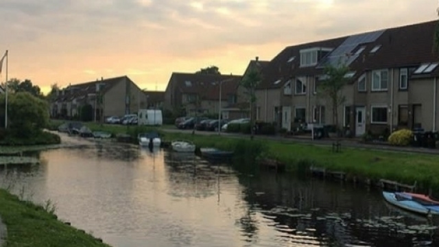 La citt&agrave; di Zaandam al tramonto