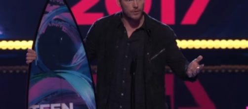 Chris Pratt appears in public during Teen Choice Award 2017. Image via YouTube/FOX
