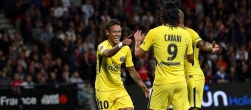Neymar celebra el gol con sus nuevos compañeros