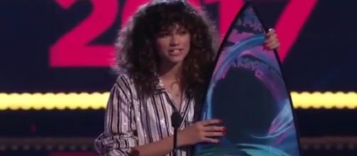 Zendaya, in her pajama-inspired ensemble, talked to the audience in her acceptance speech. [Image via YouTube/Ultralight Sports]