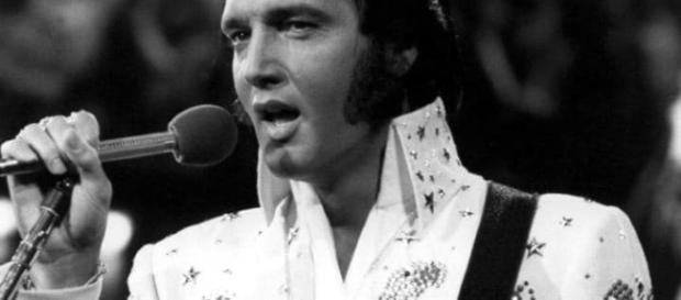 Elvis Presley scomparso 40 anni fa, per i suoi seguaci non è morto. Ultimo 'avvistamento' su Marte. Elvis Presley scomparso 40 anni fa, per i suoi seguaci non è morto. Ultimo 'avvistamento' su Marte.