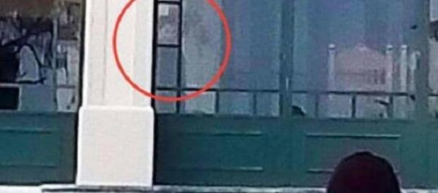 Imagen espectral acechando entre las sombras del hotel Imagen espectral acechando entre las sombras del hotel