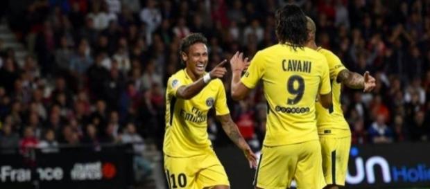 Neymar celebra el gol con sus nuevos compañeros Neymar celebra el gol con sus nuevos compañeros