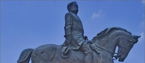 Statue of Confederate Calvary leader. / [Image by Ron Cogswell via Flickr, CC BY 2.0]
