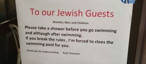 Clienti ebrei devono farsi la doccia prima di entrare in piscina: l'avviso comparso in un hotel svizzero ha fatto scoppiare un putiferio.