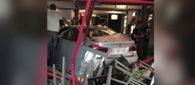 Drame : La voiture fonce dans une pizzeria et fait un mort Drame : La voiture fonce dans une pizzeria et fait un mort
