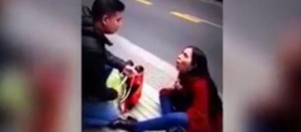 Mulher pede homem em casamento e tem surpresa Mulher pede homem em casamento e tem surpresa