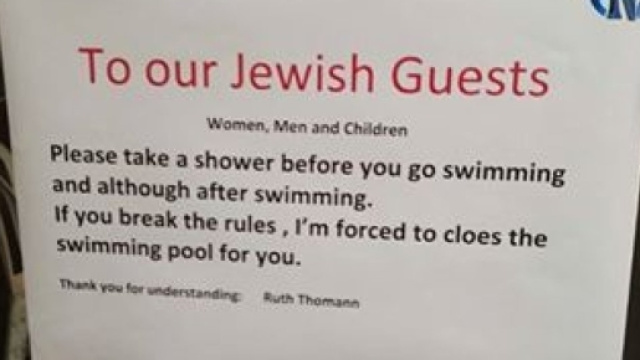 Clienti ebrei devono farsi la doccia prima di entrare in piscina: l'avviso comparso in un hotel svizzero ha fatto scoppiare un putiferio.