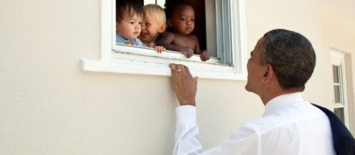Former President Barack Obama's snap with toddlers representing different racial backgrounds (Barack Obama/Twiter).