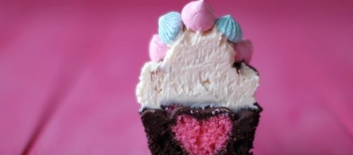 Gender reveal cupcake / The Scran Line YouTube Channel