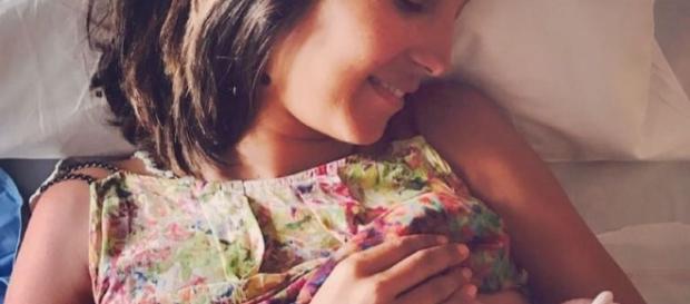 Caterina Balivo allatta la piccola Cora, nata tra il 15 e il 16 agosto Caterina Balivo allatta la piccola Cora, nata tra il 15 e il 16 agosto