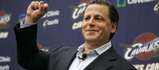 El dueño de los Cavaliers, Dan Gilbert, confía en el regreso de Kyrie Irving al campo de entrenamiento. El dueño de los Cavaliers, Dan Gilbert, confía en el regreso de Kyrie Irving al campo de entrenamiento.