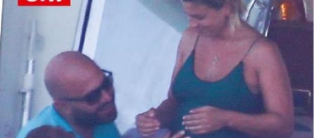 Emma Marrone in vacanza con Giuliano Sangiorgi. Emma Marrone in vacanza con Giuliano Sangiorgi.