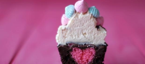 Gender reveal cupcake / The Scran Line YouTube Channel Gender reveal cupcake / The Scran Line YouTube Channel